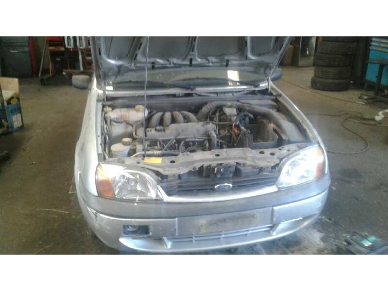 ford fiesta berlina del año 1999