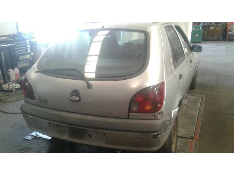 ford fiesta berlina del año 1999