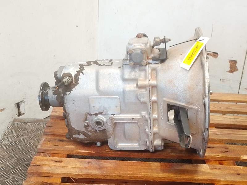 Recambio de caja cambios para nissan l-35 l-35.08 referencia OEM IAM 63011014  