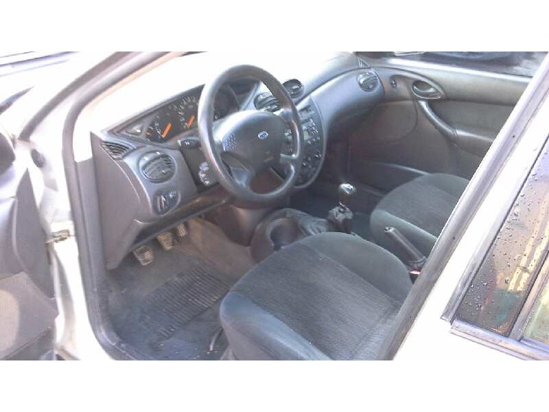 ford focus berlina (cak) del año 2001