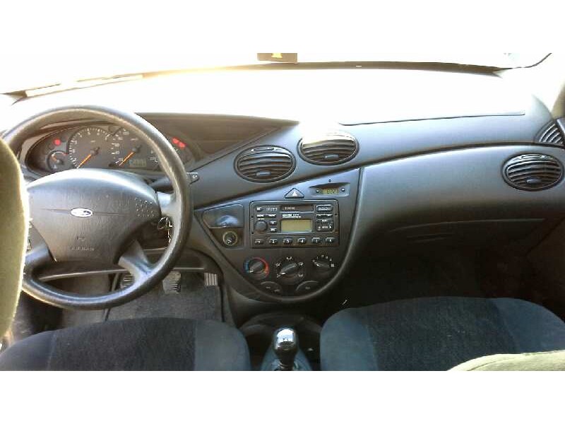 ford focus berlina (cak) del año 2000