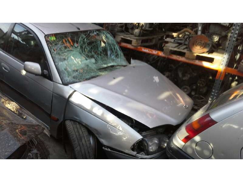 toyota avensis berlina (t 22) del año 2000