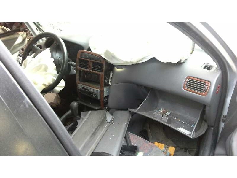 toyota avensis berlina (t 22) del año 2000
