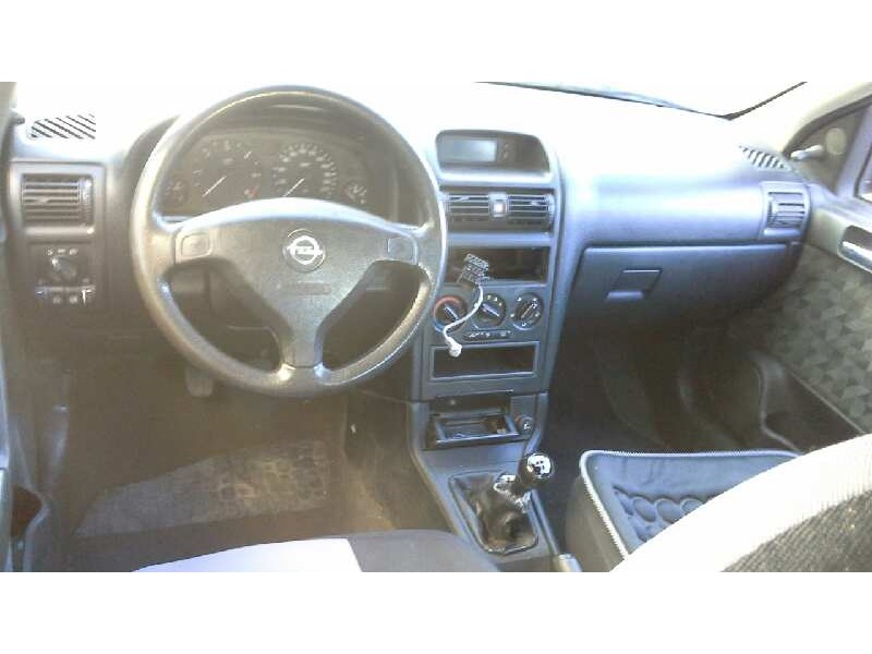 opel astra g berlina del año 2000
