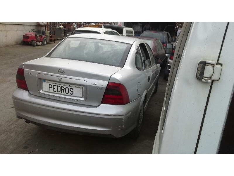 opel vectra b berlina del año 2000