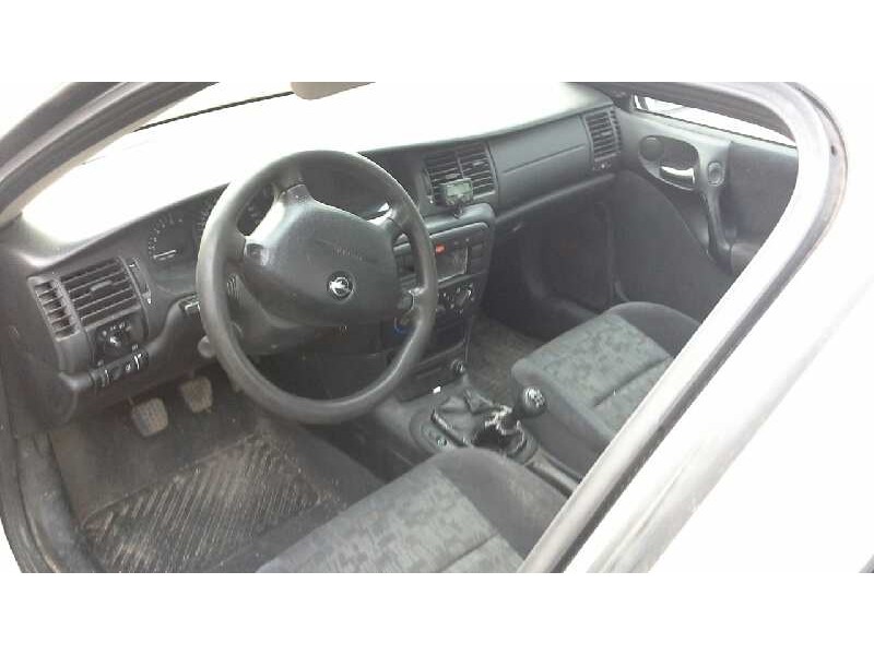 opel vectra b berlina del año 2000
