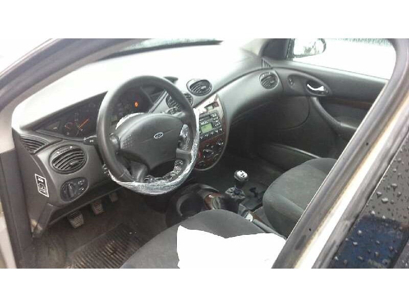 ford focus berlina (cak) del año 2000