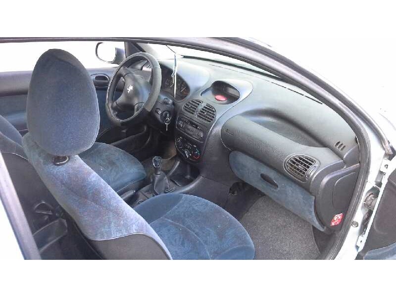peugeot 206 berlina del año 2001