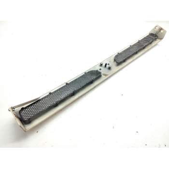 Recambio de rejilla delantera para nissan trade caja/chasis 2.3 d referencia OEM IAM XO01207228  