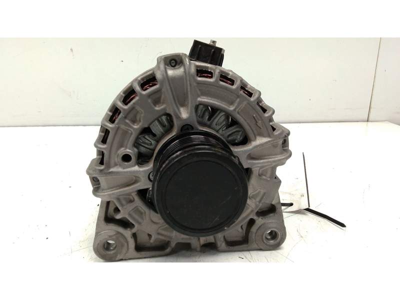 Recambio de alternador para dacia sandero iii 1.0 tce 90 eco-g referencia OEM IAM 231005607R  