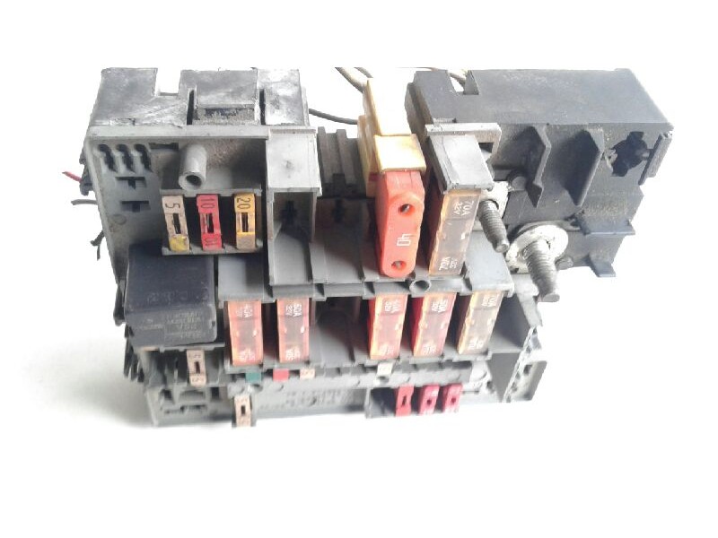 Recambio de caja fusibles para peugeot 206 berlina xr referencia OEM IAM 6547NQ  