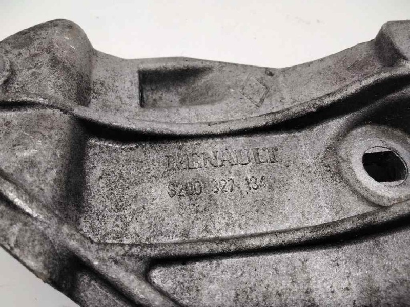 Recambio de soporte alternador para renault megane ii classic berlina 1.6 16v referencia OEM IAM 8200327134  