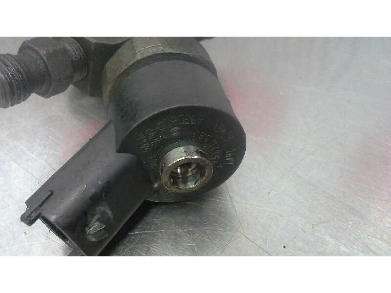 Recambio de inyector para mazda 3 berlina (bk) 1.6 cd diesel cat referencia OEM IAM 0445110165  