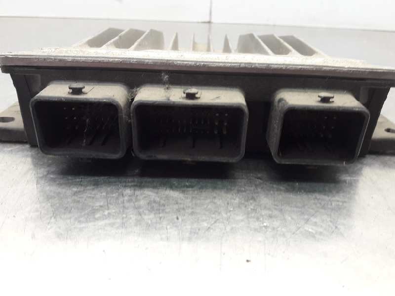 Recambio de centralita motor uce para renault megane ii berlina 3p referencia OEM IAM 8200334419 355 8200374395