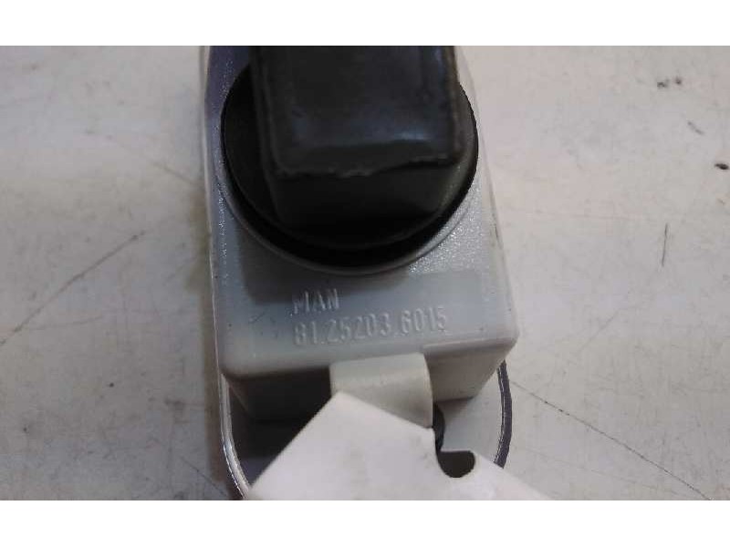 Recambio de piloto lateral derecho para man tg-a 32.xxx referencia OEM IAM 81252036015  