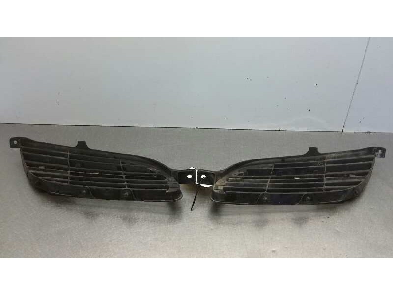 Recambio de rejilla delantera para nissan almera tino (v10m) acenta referencia OEM IAM   