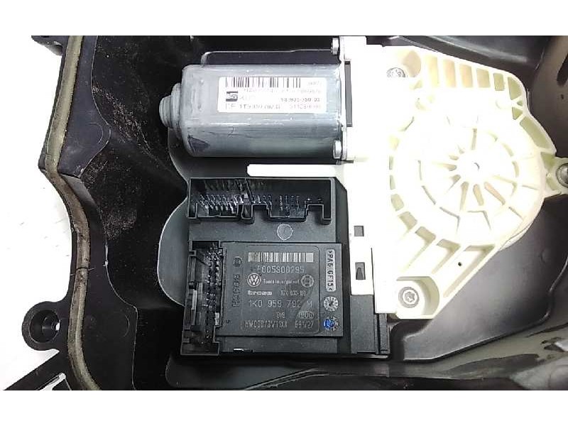 Recambio de elevalunas delantero derecho para seat leon (1p1) reference referencia OEM IAM 1T0959702G  