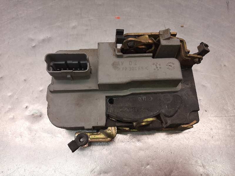 Recambio de cerradura puerta delantera izquierda para peugeot 206 berlina xt referencia OEM IAM 9135H3  