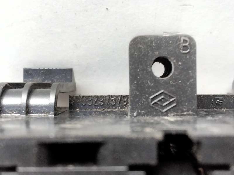 Recambio de caja fusibles para renault trafic combi (ab 4.01) 2.0 dci diesel fap cat referencia OEM IAM 703297579  