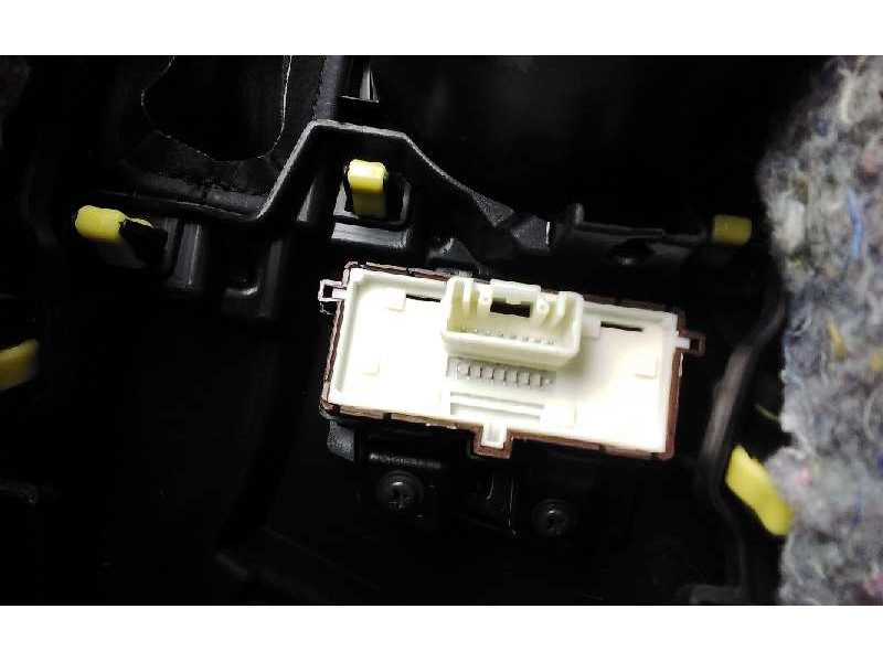 Recambio de consola central para toyota auris hybrid active referencia OEM IAM 5882202230  
