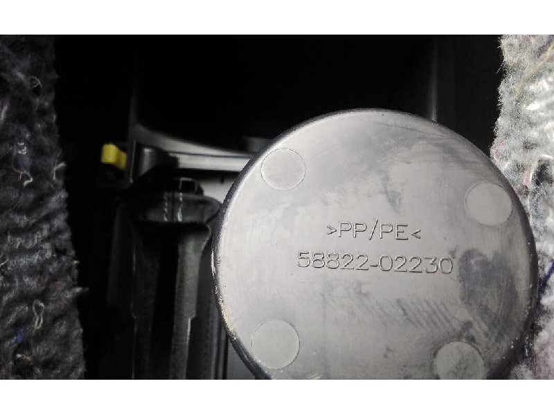 Recambio de consola central para toyota auris hybrid active referencia OEM IAM 5882202230  
