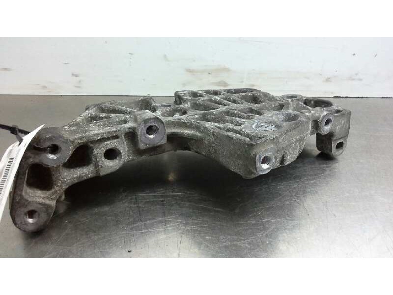 Recambio de soporte motor derecho inferior para renault trafic combi (ab 4.01) generation privilege  combi corto referencia OEM 