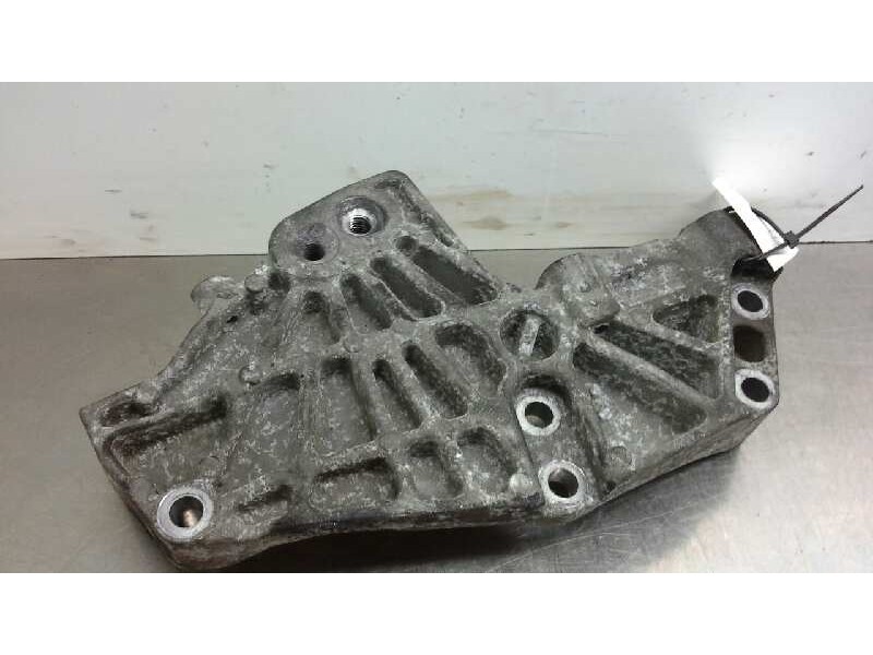 Recambio de soporte motor derecho inferior para renault trafic combi (ab 4.01) generation privilege  combi corto referencia OEM 