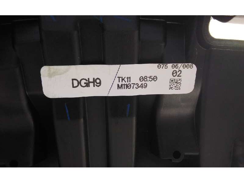 Recambio de apoyabrazos central para mazda cx-30 referencia OEM IAM M1107349  