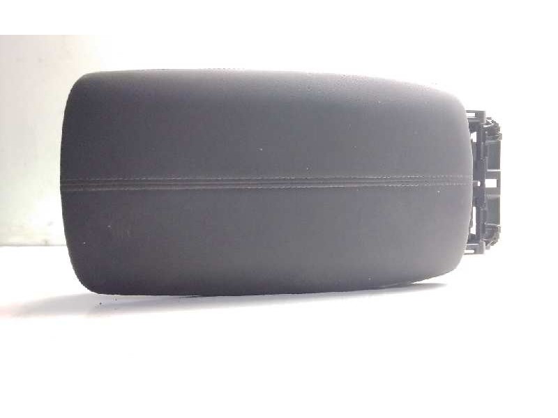 Recambio de apoyabrazos central para mazda cx-30 referencia OEM IAM M1107349  