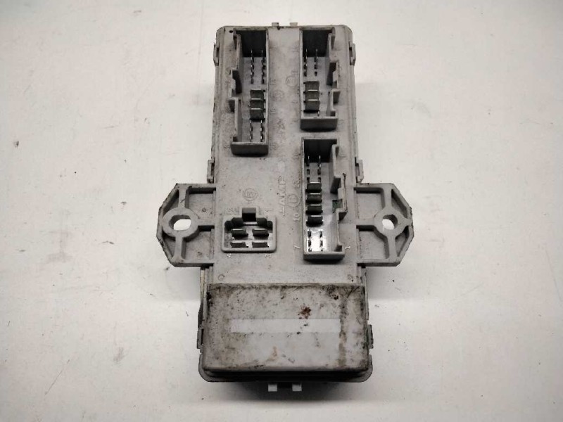 Recambio de caja fusibles para kia sorento 2.5 crdi concept referencia OEM IAM B3911703E920  