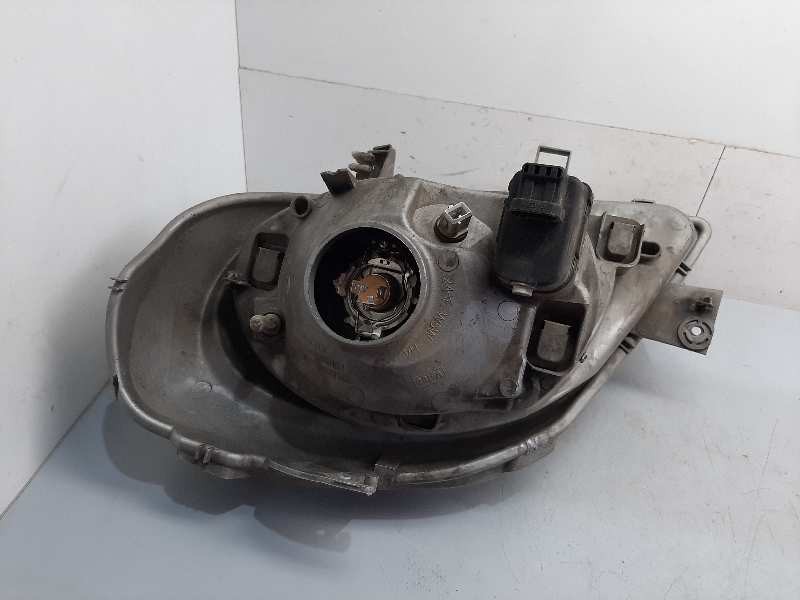 Recambio de faro derecho para renault trafic combi (ab 4.01) referencia OEM IAM   