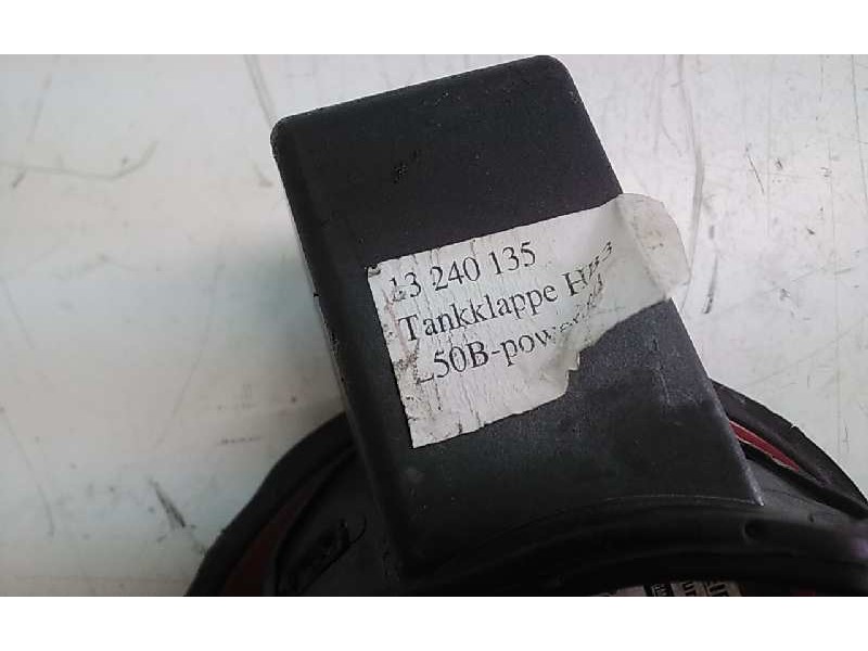Recambio de tapa exterior combustible para opel astra gtc 1.7 16v cdti referencia OEM IAM 13240135  