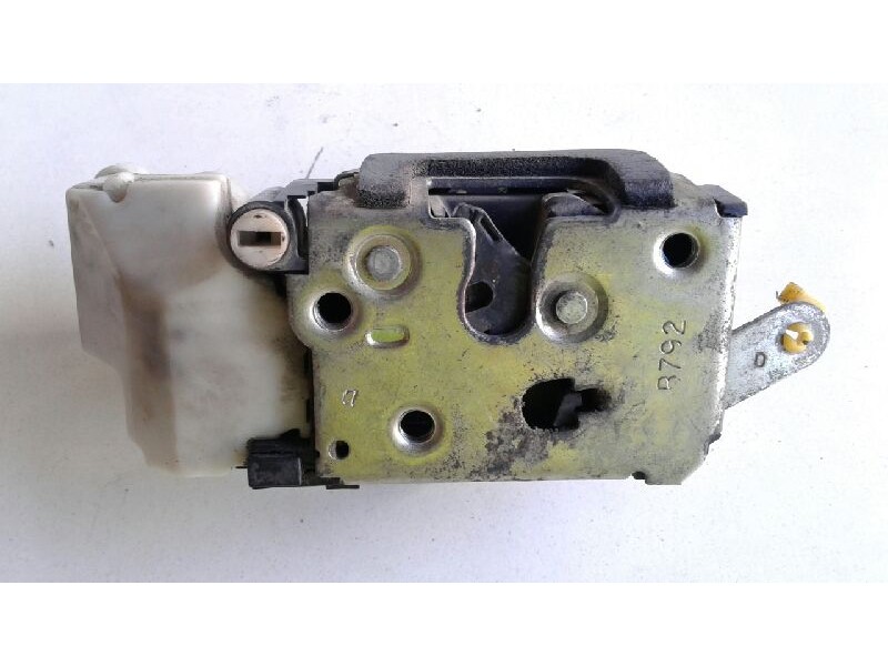 Recambio de cerradura puerta trasera derecha para alfa romeo 147 (190) 1.9 jtd distinctive referencia OEM IAM 0046556820  
