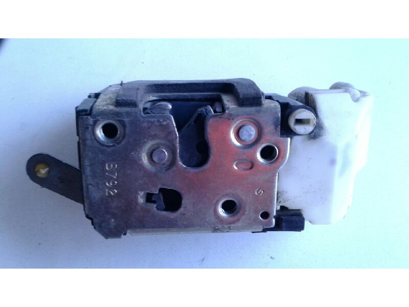 Recambio de cerradura puerta trasera izquierda para alfa romeo 147 (190) 1.9 jtd distinctive referencia OEM IAM 0046557035  
