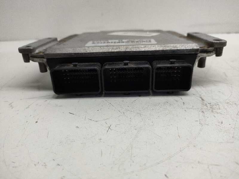 Recambio de centralita motor uce para opel vivaro furgón 2.7t corto referencia OEM IAM 0281010632  