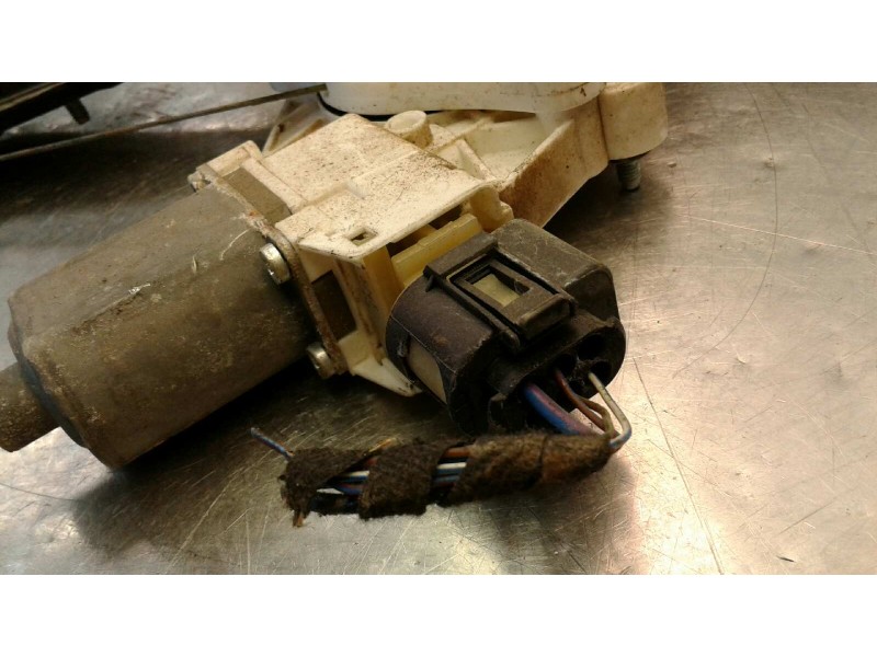 Recambio de elevalunas delantero derecho para bmw serie 1 berlina (e81/e87) 118d referencia OEM IAM 51337138466  