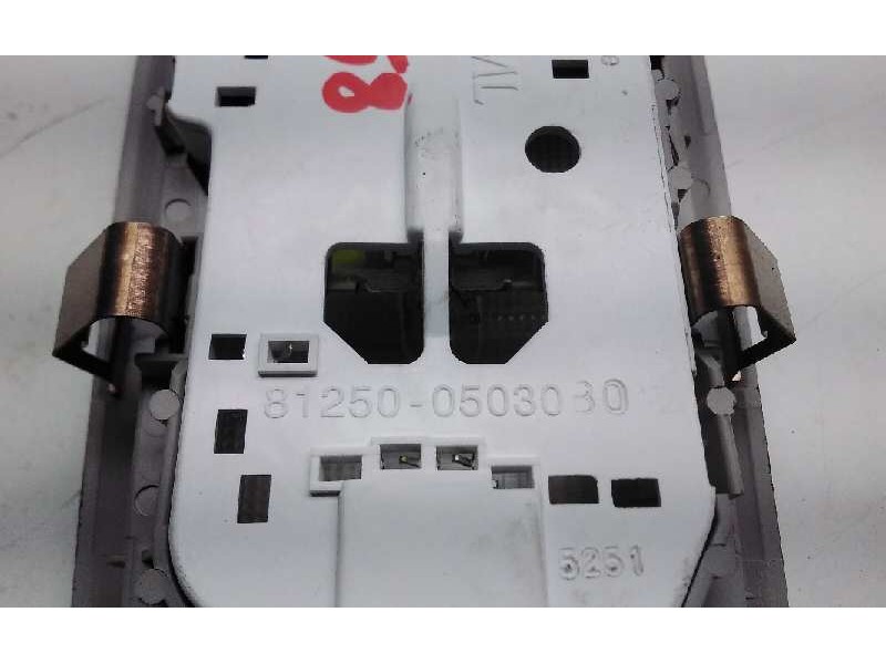 Recambio de luz interior para toyota auris hybrid active referencia OEM IAM 8125005030B0  