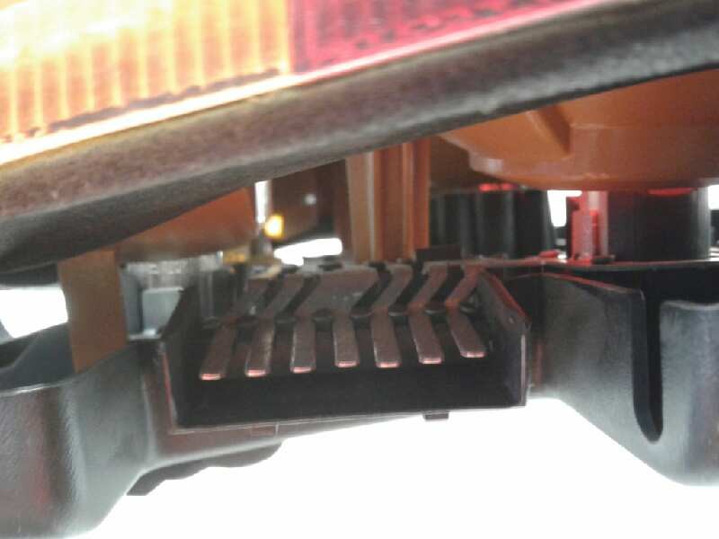 Recambio de piloto trasero derecho para ford escort berl./turnier atlanta berlina referencia OEM IAM 1052400  