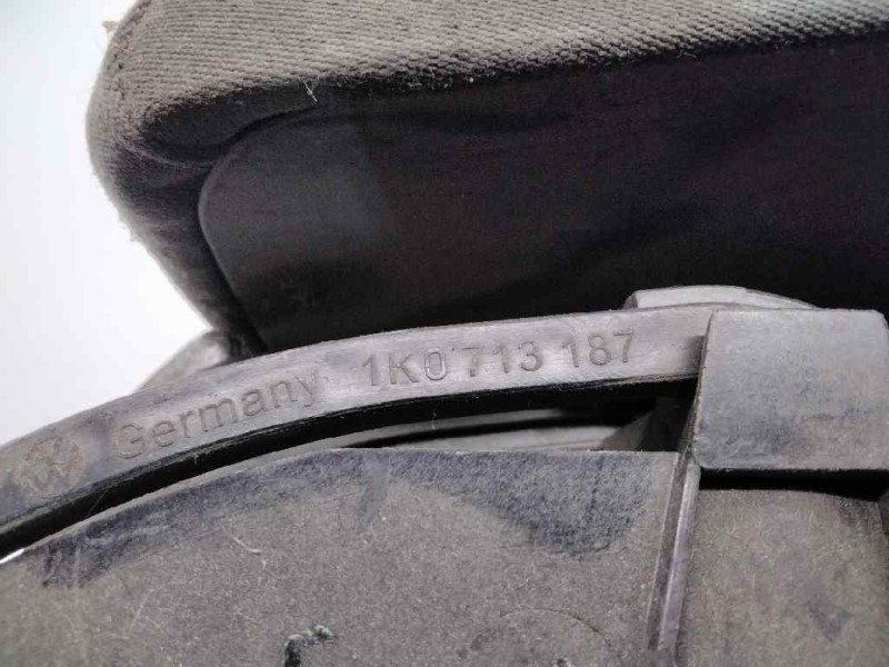 Recambio de reposabrazos para volkswagen golf v berlina (1k1) 1.9 tdi referencia OEM IAM 1K0713187  