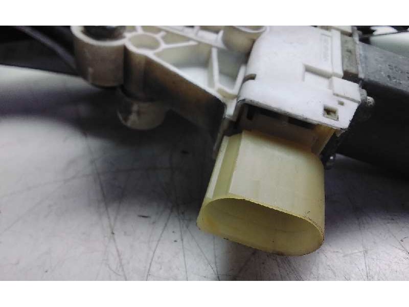 Recambio de elevalunas delantero derecho para bmw serie 1 berlina (e81/e87) 118d referencia OEM IAM 7138466E1  