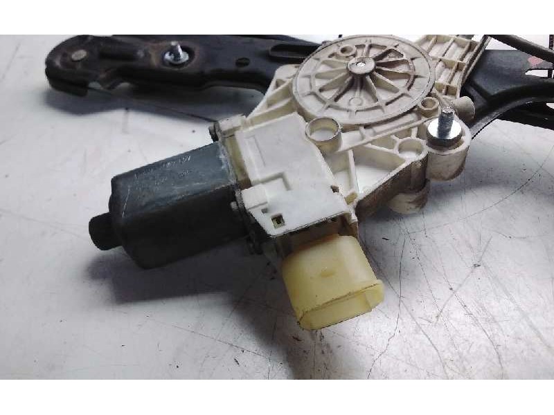 Recambio de elevalunas delantero izquierdo para bmw serie 1 berlina (e81/e87) 118d referencia OEM IAM 7138465E  