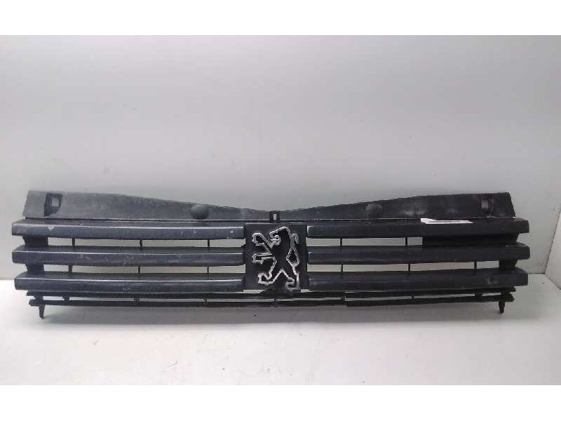 Recambio de rejilla delantera para peugeot 205 berlina 1.4 referencia OEM IAM 92253108580  