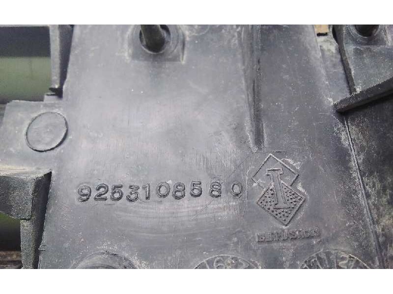 Recambio de rejilla delantera para peugeot 205 berlina 1.4 referencia OEM IAM 92253108580  