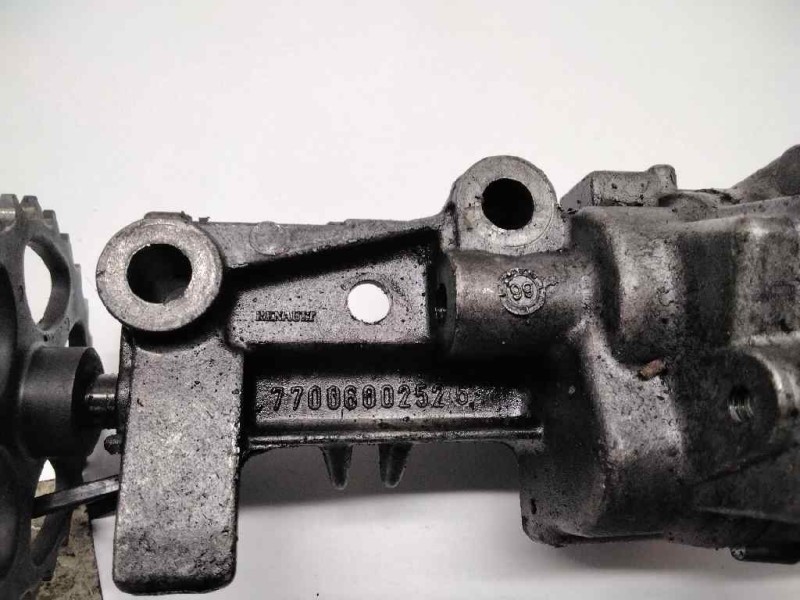 Recambio de bomba aceite para renault megane i classic (la0) 1.9 diesel referencia OEM IAM 7700600252  