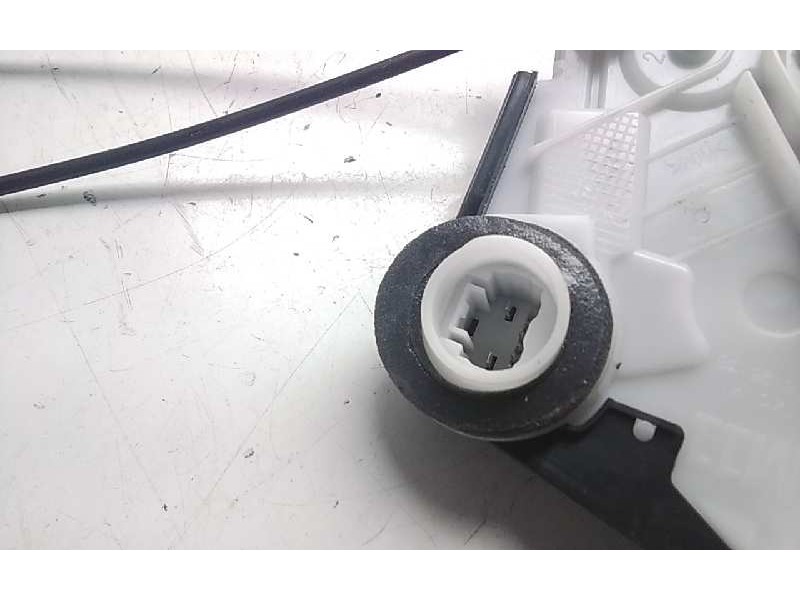 Recambio de cerradura puerta delantera izquierda para toyota yaris hybrid feel referencia OEM IAM 690400D520  