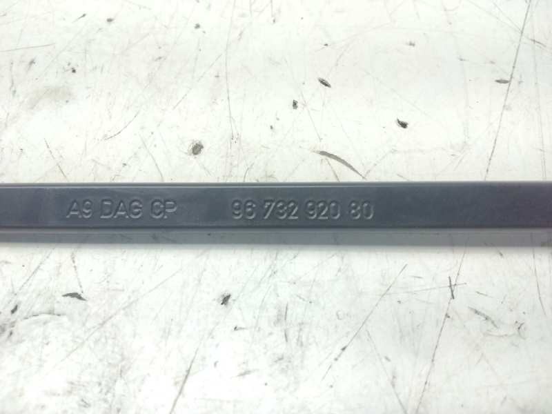 Recambio de brazo limpia delantero derecho para peugeot 208 style referencia OEM IAM 9673292080  