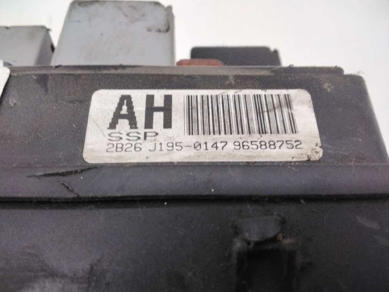 Recambio de caja fusibles para daewoo nubira berlina 2.0 cat referencia OEM IAM 96588752  90762