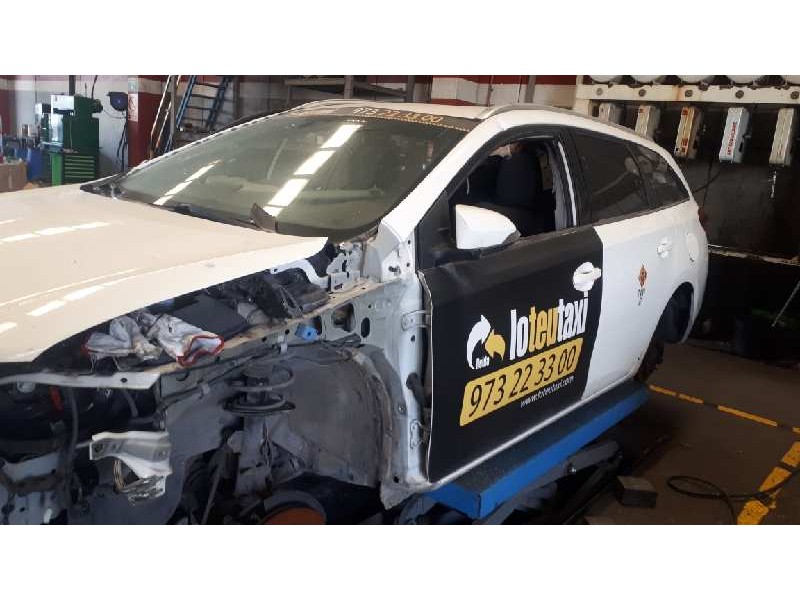 toyota auris touring sports (e18) del año 2015