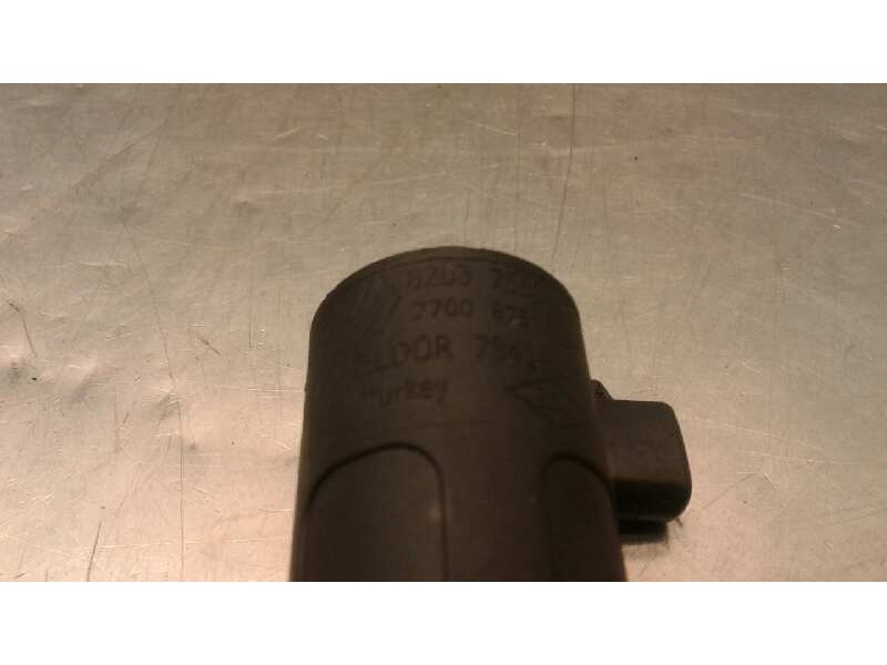 Recambio de bobina encendido para renault megane ii classic berlina 1.6 16v referencia OEM IAM 8200765882  