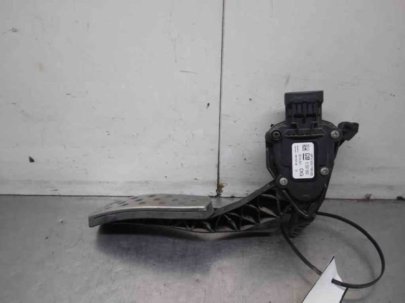 Recambio de pedal acelerador para opel insignia berlina sport 4x4 referencia OEM IAM 13237352  